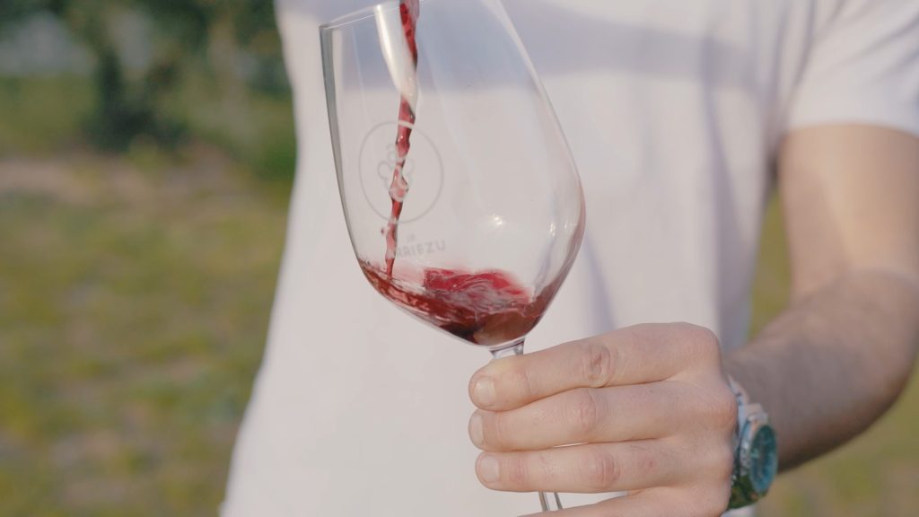sirviendo vino